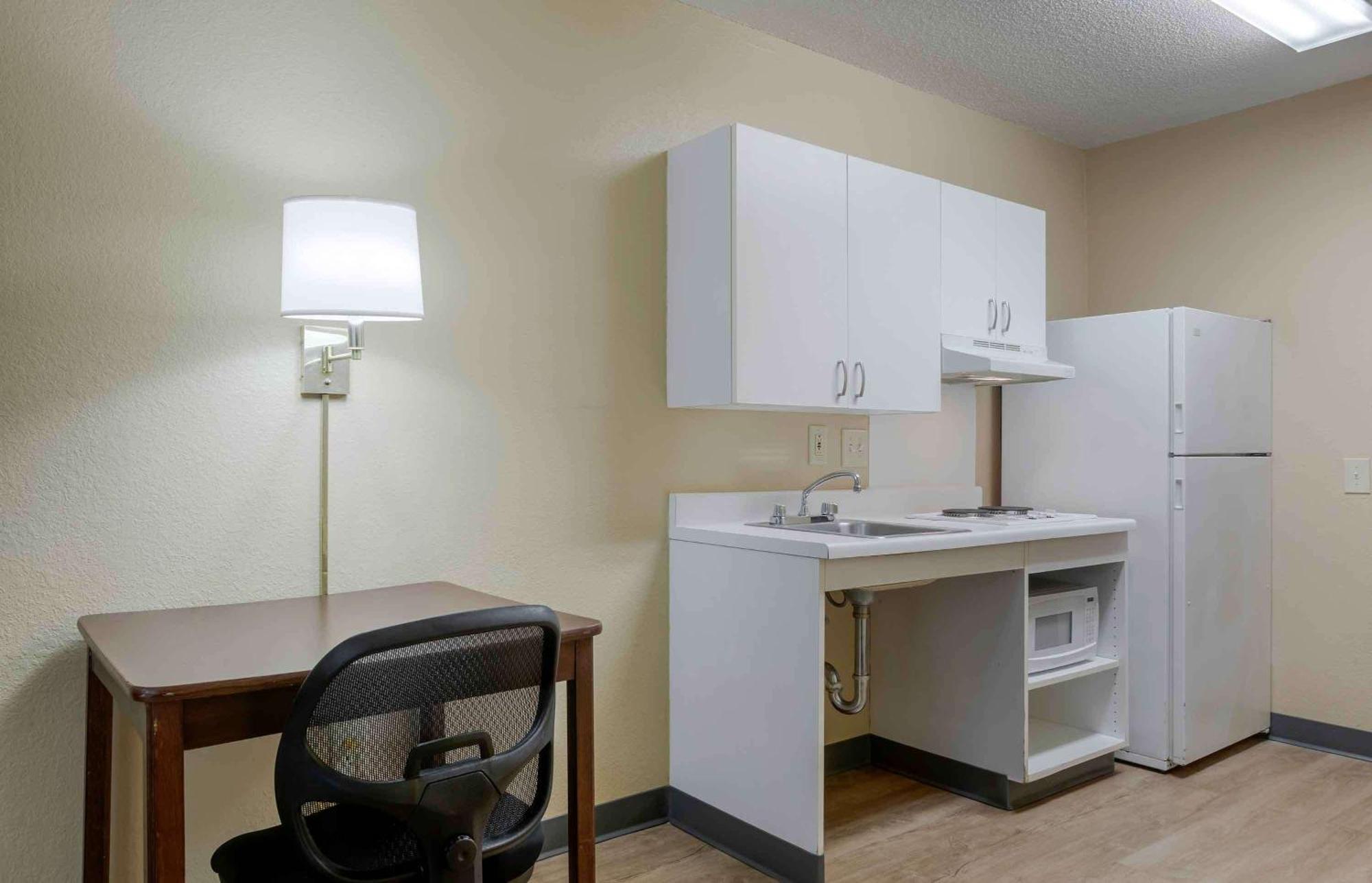 Extended Stay America Select Suites - Greensboro - Wendover Ave - Big Tree Way Екстер'єр фото