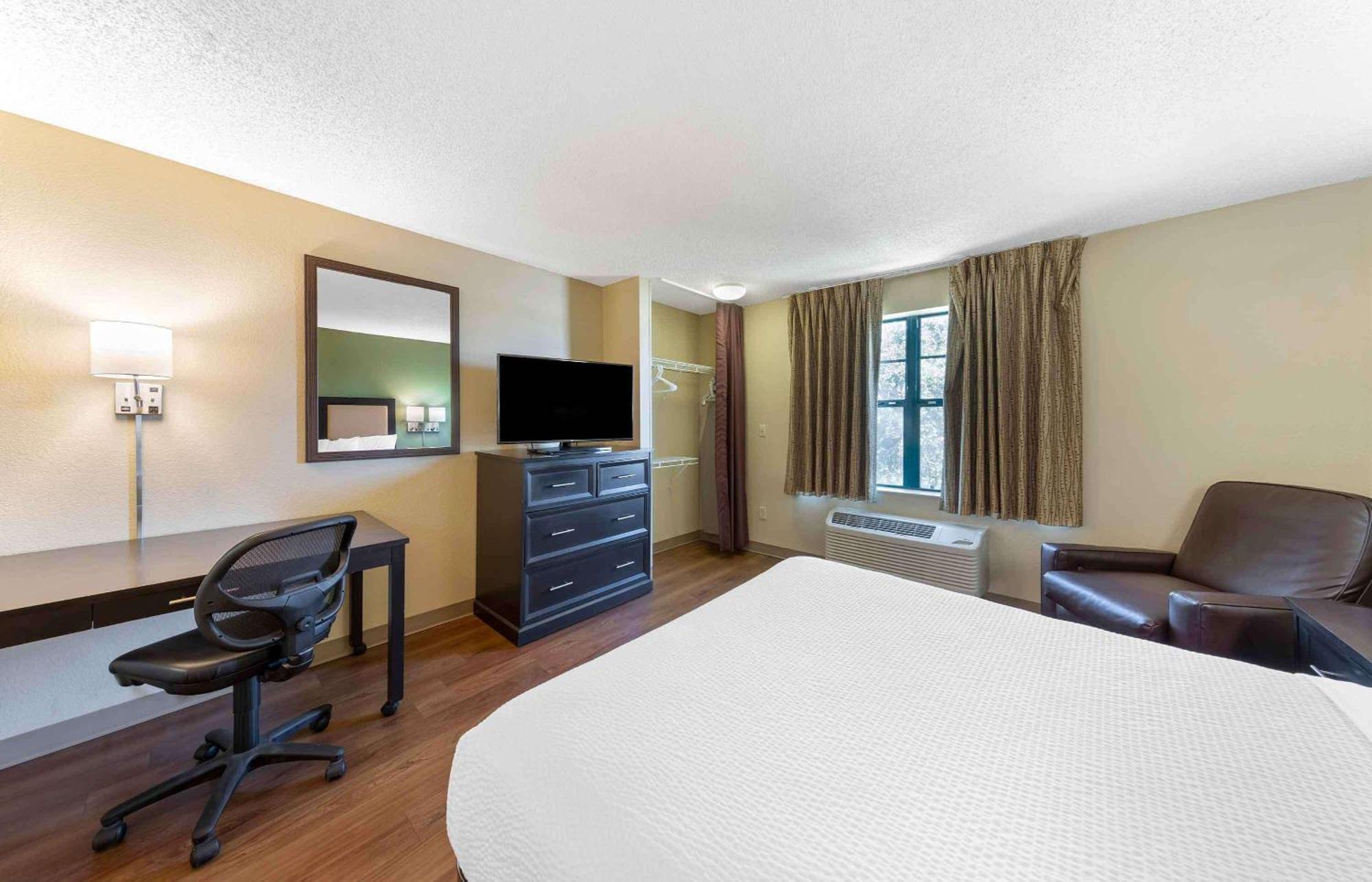 Extended Stay America Select Suites - Greensboro - Wendover Ave - Big Tree Way Екстер'єр фото