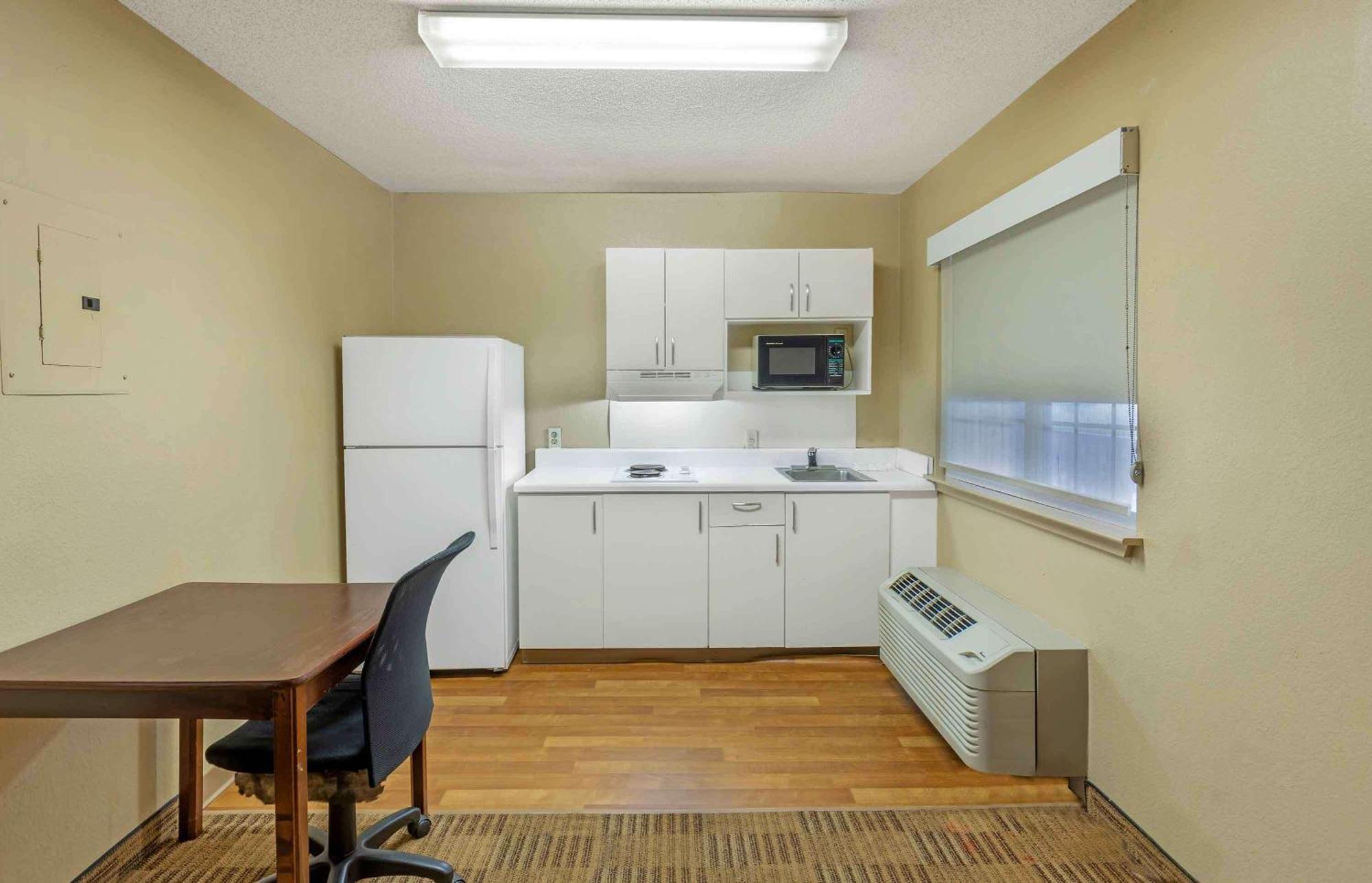 Extended Stay America Select Suites - Greensboro - Wendover Ave - Big Tree Way Екстер'єр фото