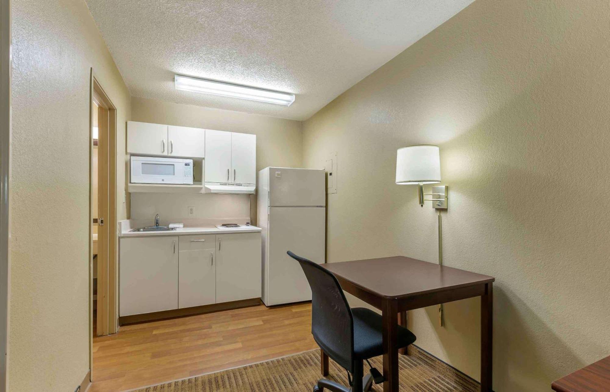 Extended Stay America Select Suites - Greensboro - Wendover Ave - Big Tree Way Екстер'єр фото
