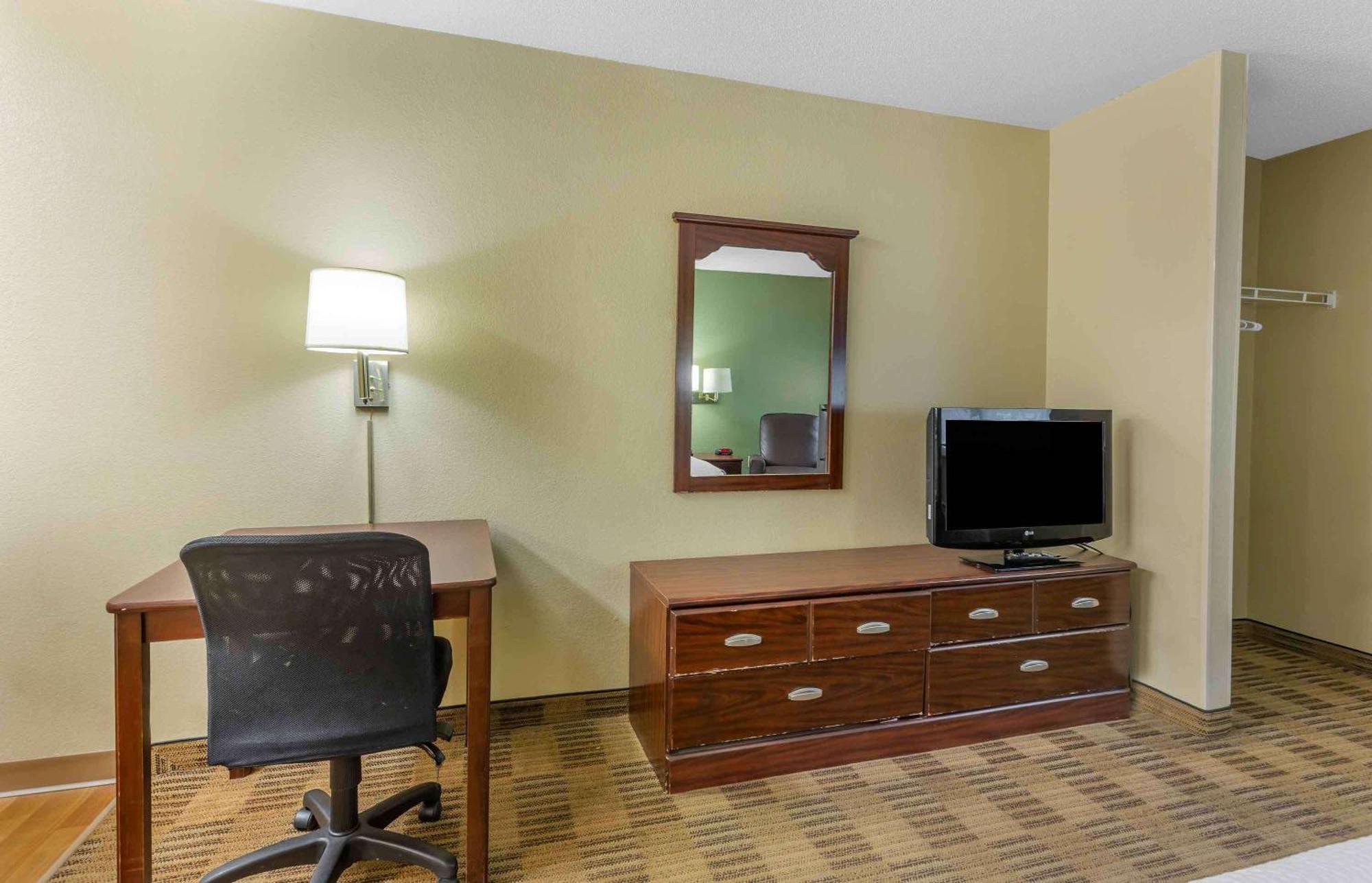Extended Stay America Select Suites - Greensboro - Wendover Ave - Big Tree Way Екстер'єр фото