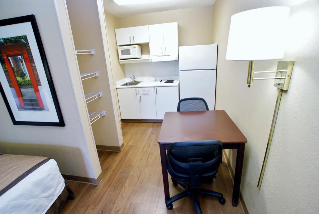 Extended Stay America Select Suites - Greensboro - Wendover Ave - Big Tree Way Екстер'єр фото