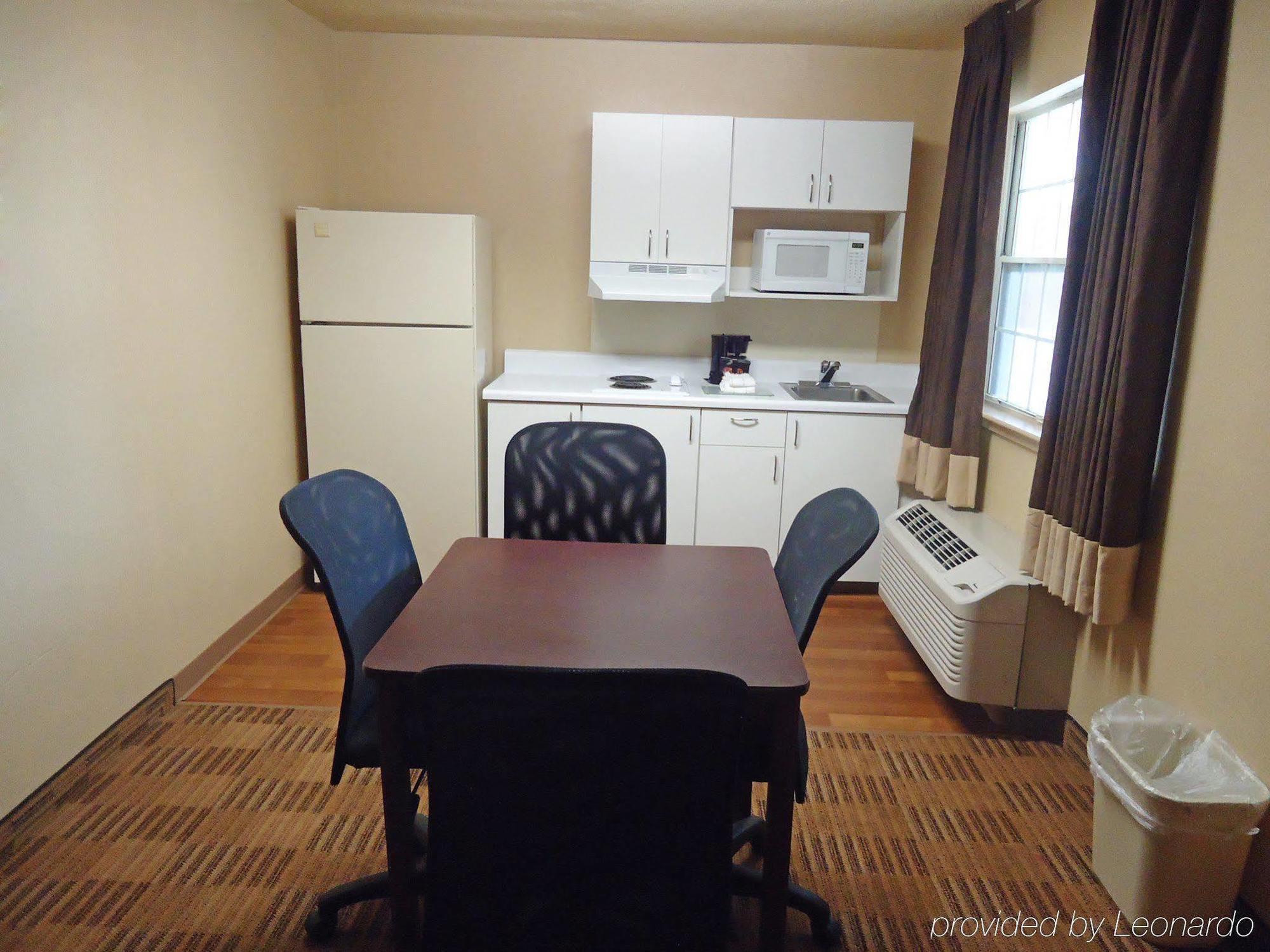 Extended Stay America Select Suites - Greensboro - Wendover Ave - Big Tree Way Екстер'єр фото